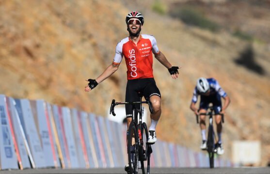 Video Jes S Herrada Gana La Segunda Etapa Del Tour De Om N Y Se Viste