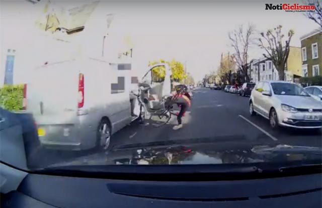 Conductor abre la puerta del vehículo y derriba a un ciclista