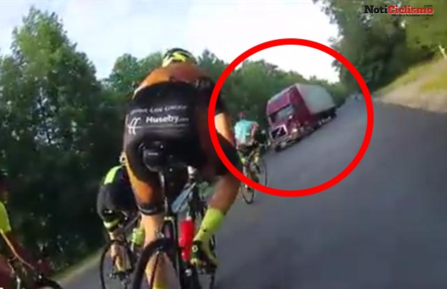 Tracto-camión arrolla a un pelotón de ciclistas en plena carrera