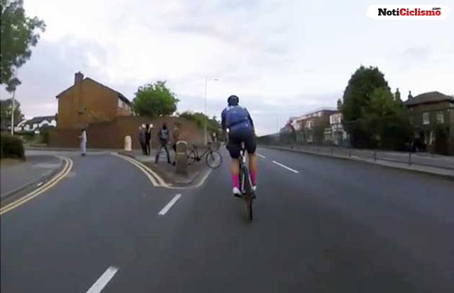 Jóvenes lanzan una bicicleta a un grupo de ciclistas para provocar su caída
