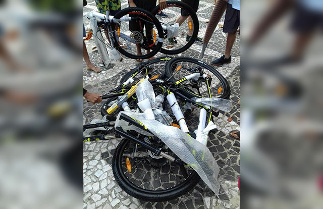 Cientos de bicicletas Scott aparecen en playas brasileras