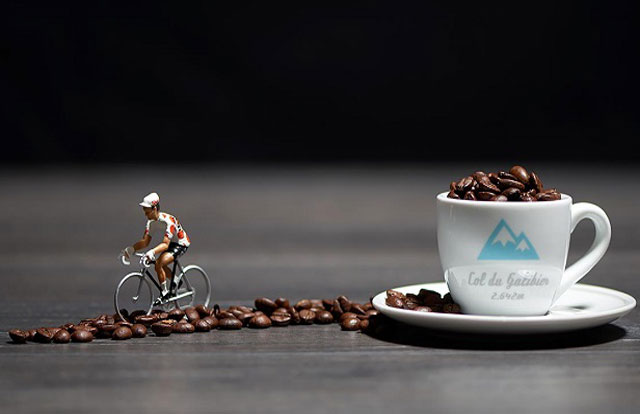 Una taza de café aumenta el rendimiento sobre la bicicleta