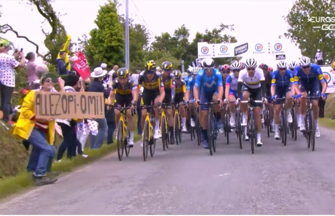 Fanático con un cartel provoca una gran caída masiva en la Etapa 1 del Tour de Francia