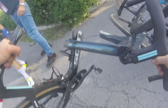 Bicicleta rota en dos partes tras fuerte accidente en el Giro de Italia 2023