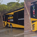 Autobús del Jumbo-Visma choca contra un árbol